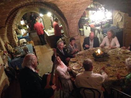 Sérénade napolitaine donnée par Mario Mio à Son Altesse Royale la Princesse Maria-Pia de Savoie. A la droite de la Princesse, le Marquis Vincenzo Grisostomi Travaglini. A sa gauche, Monsieur Benedict Gladstone