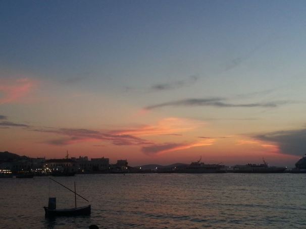 Le ciel de Mykonos après le coucher de soleil...