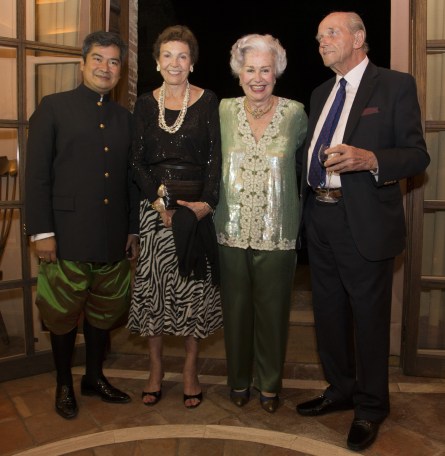 en compagnie de Son Altesse Royale la Princesse Maria-Pia de Savoie, de la Princesse Giulia Pignatelli Panichi Seghetti et de Son Altesse Royale le Prince Michel de Bourbon Parme, dans un lieu d'exception, le Borgo Seghetti Panichi à Castel di Lama