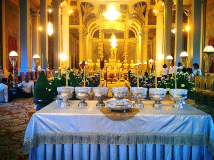Les coupes d'argent remplies de jus de coco pour le rite du "CHak Teuk Daung"