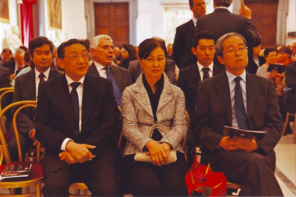 Sua Eccellenza l’Ambasciatore del Giappone in Italia, Masaharu Kohno e consorte, vicino a Sua Eccellenza l’Ambasciatore del Giappone presso la Santa Sede, Teruaki Nagasaki in occasione del concerto del Tenore Shoichi Nobuyasu