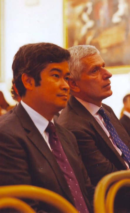 Il Principe Sisowath Ravivaddhana Monipong insieme al Marchese Vincenzo Grisostomi Travaglini, ascoltando il Tenore Schoichi Nobuyasu