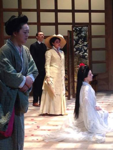 Cio-Cio-San disperata, di fronte a Kate Pinkerton, sotto lo sguardo di Sharpless e di Suzuki