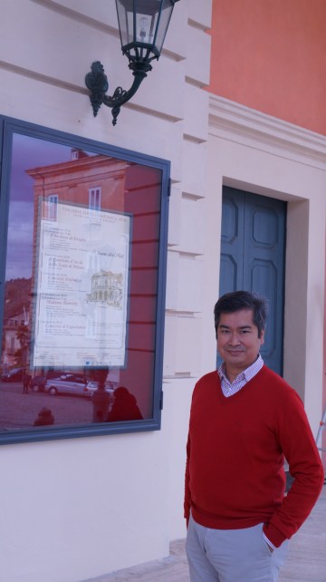 Accanto alla locandina di "Madama Butterfly" al Teatro Rendano, Cosenza