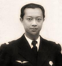Mon grand-père, SAR le Prince Sisowath Monipong en uniforme de sous-lieutenant de l'armée de l'air française en août 1939